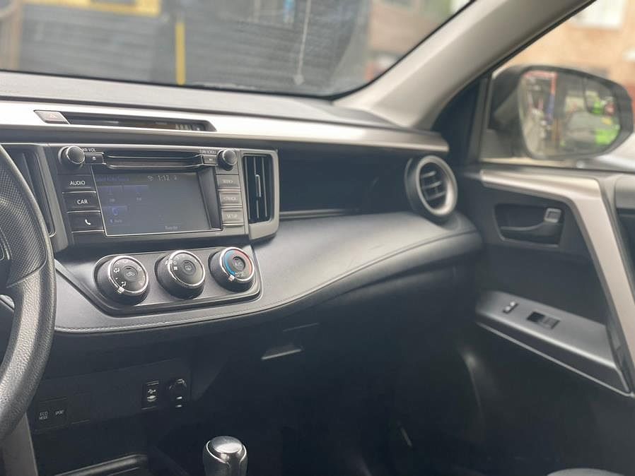 2018 Toyota RAV4 LE image 9