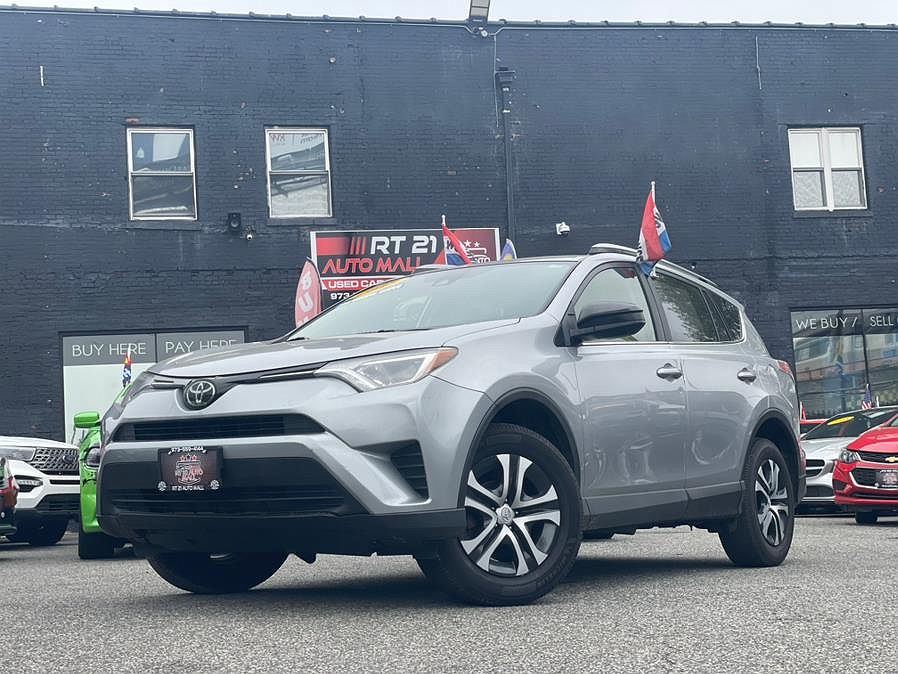 2018 Toyota RAV4 LE image 1