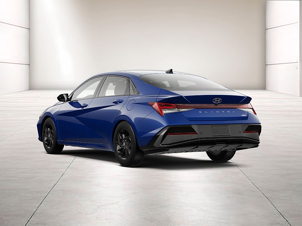 2024 Hyundai Elantra Blue image 4