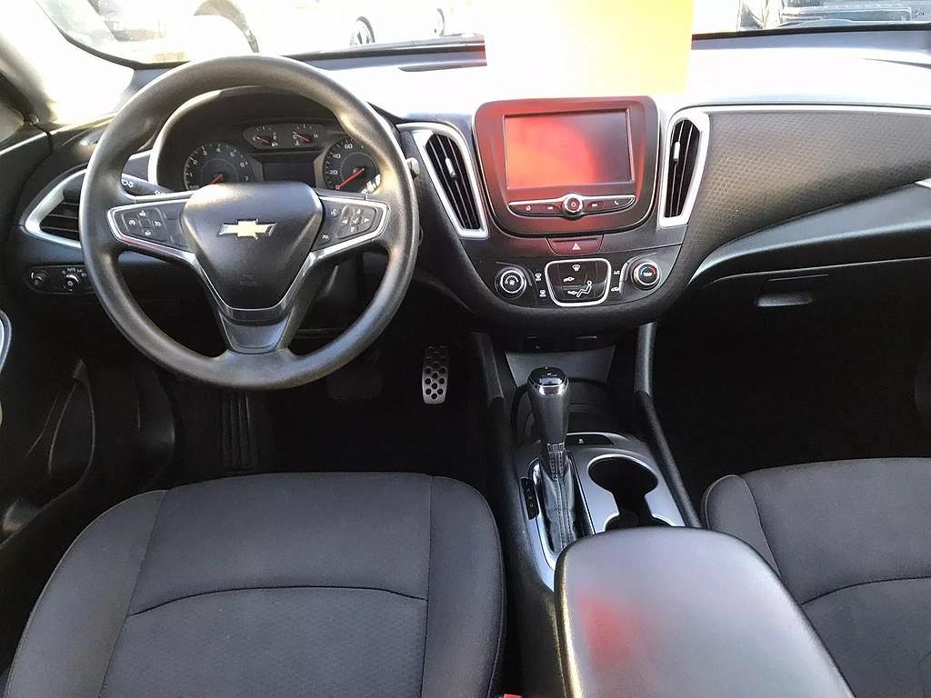 2017 Chevrolet Malibu LS image 3