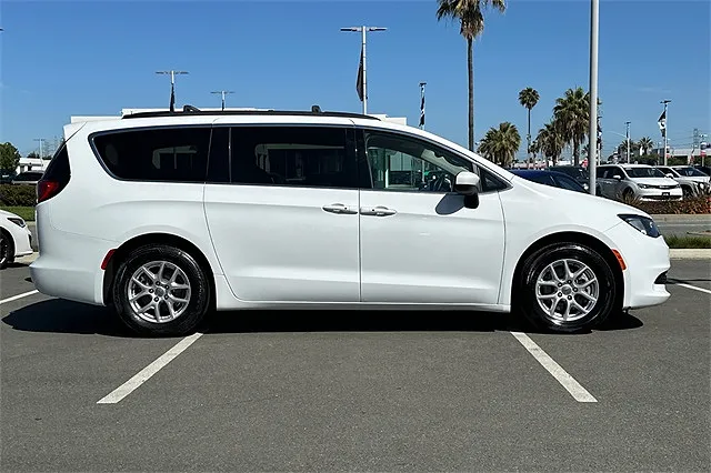 2021 Chrysler Voyager