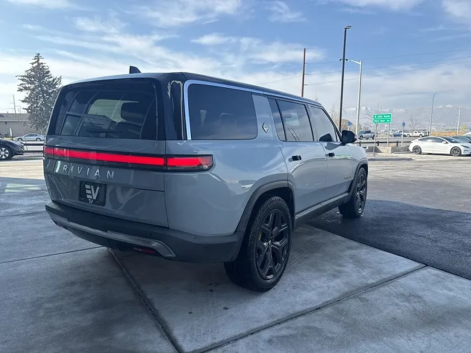 2022 Rivian R1S