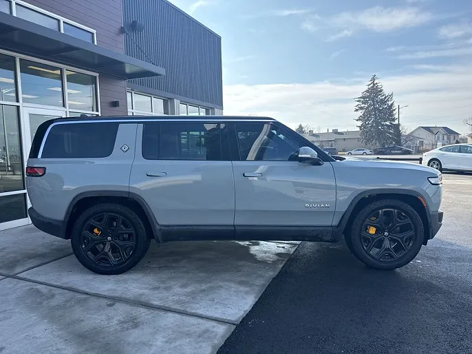 2022 Rivian R1S