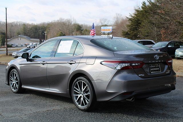 2022 Toyota Camry XLE image 2