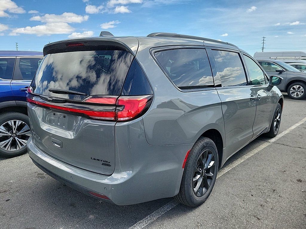 2021 Chrysler Pacifica Limited image 4