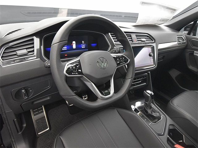 2024 Volkswagen Tiguan SE image 3