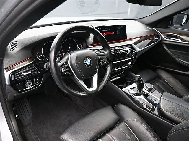 2019 BMW 5 Series 530i image 3