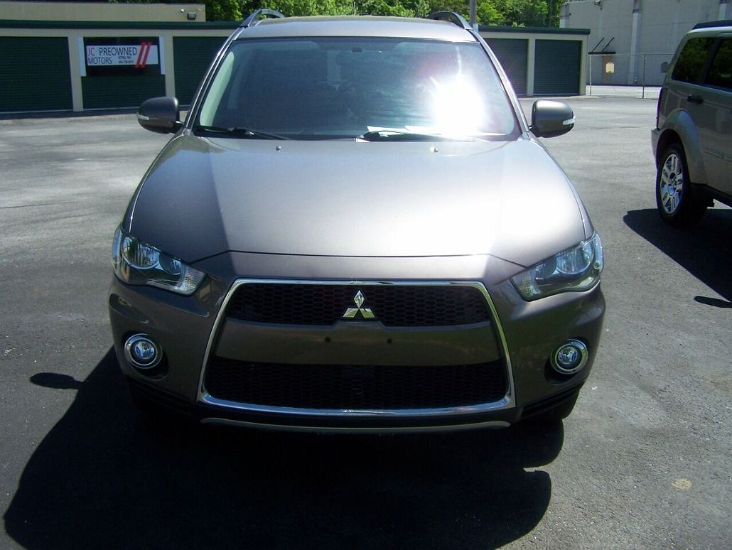 2013 Mitsubishi Outlander SE image 2