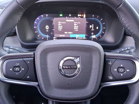 2025 Volvo XC40 photo 11