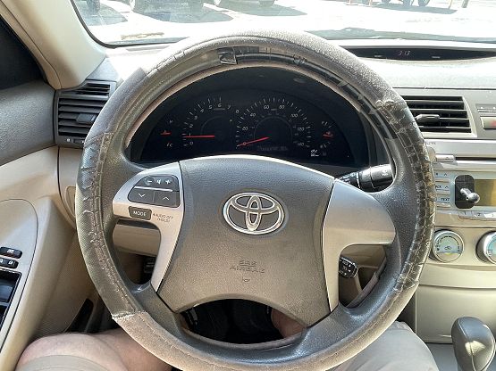 2009 Toyota Camry LE photo 2