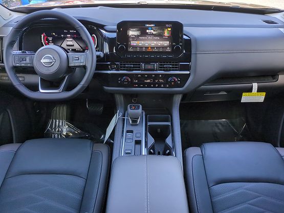 2025 Nissan Pathfinder Platinum photo 9