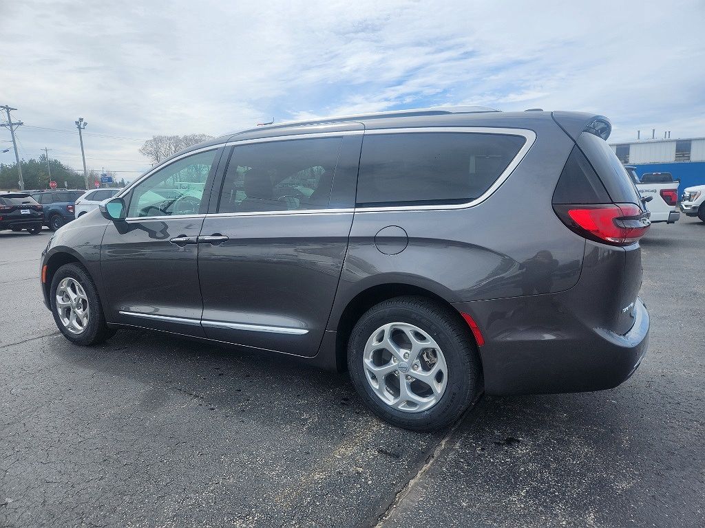 2021 Chrysler Pacifica Limited image 3