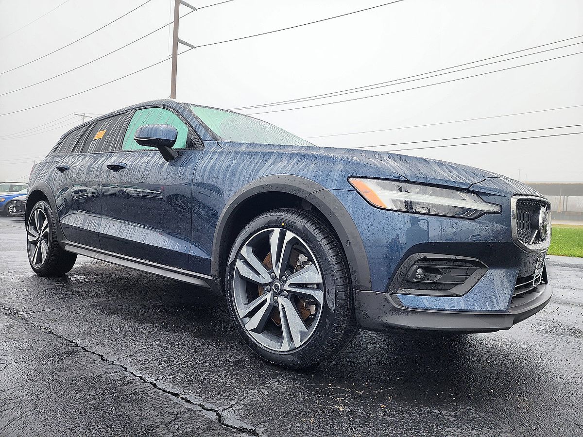 2024 Volvo V60 Cross Country Plus photo 2