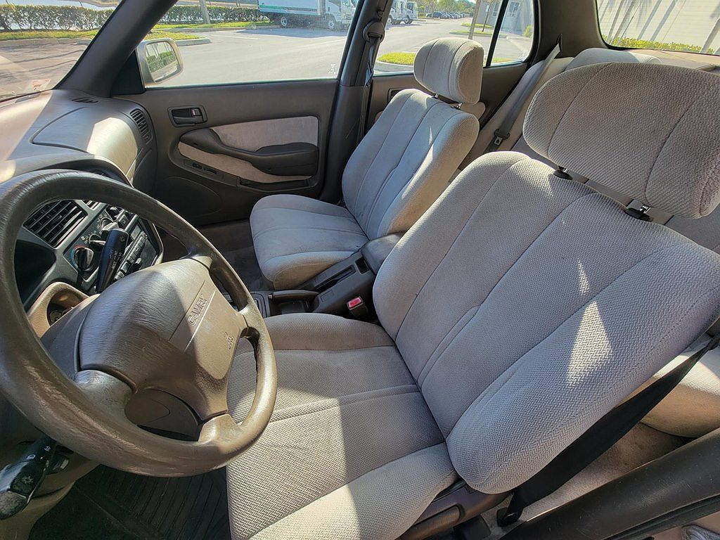 1996 Toyota Camry LE image 11
