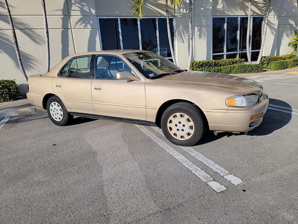 1996 Toyota Camry LE image 1