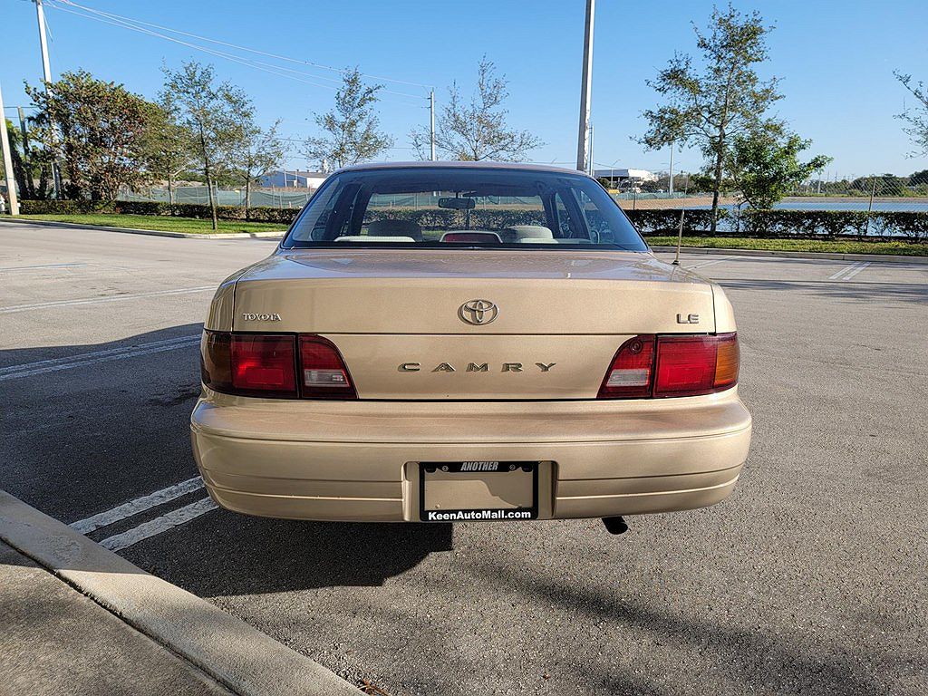 1996 Toyota Camry LE image 2