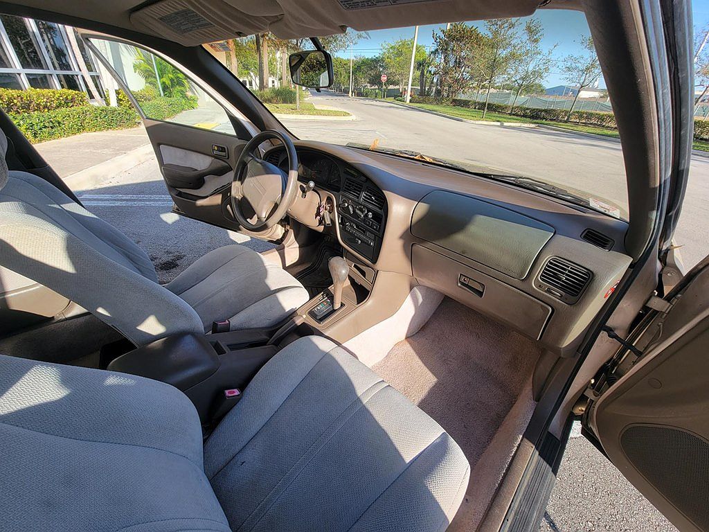 1996 Toyota Camry LE image 7