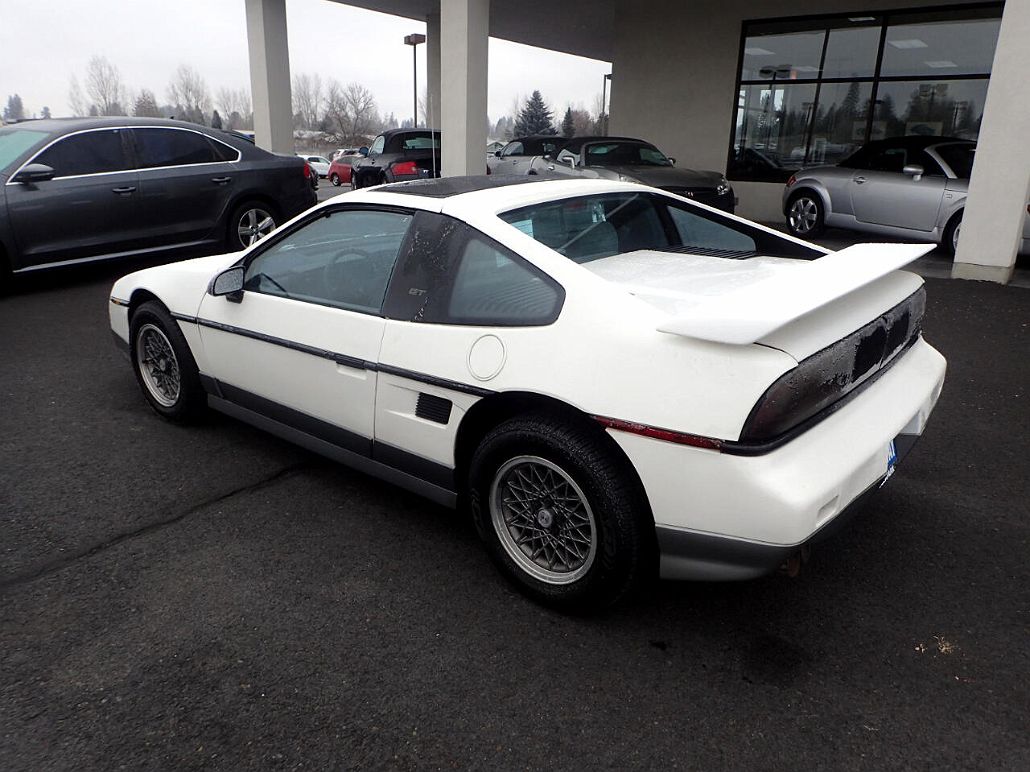 1986 Pontiac Fiero GT image 2