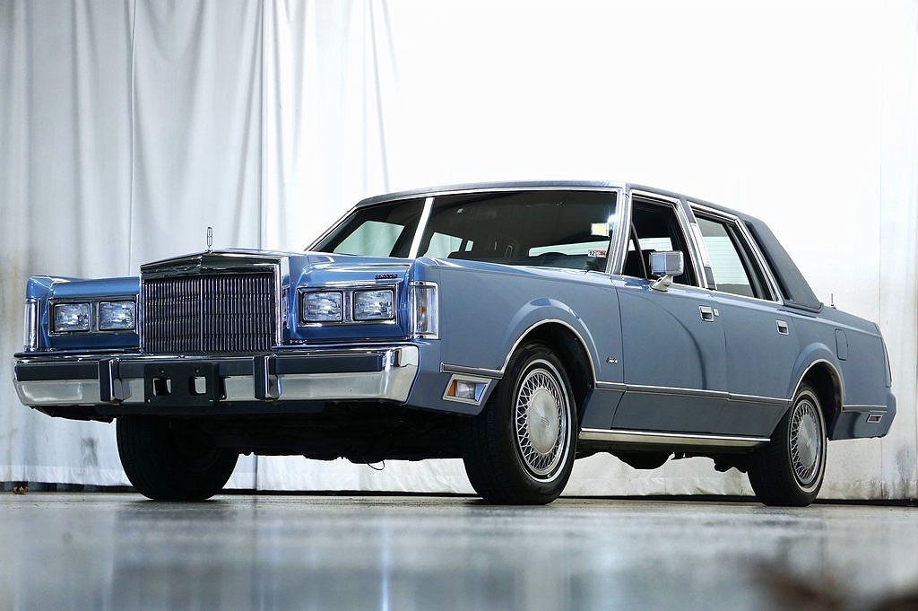 1988 Lincoln Town Car null image 2