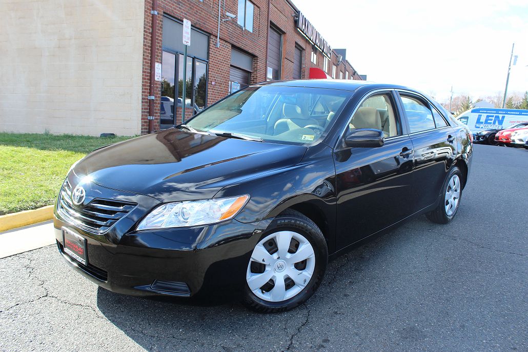 2011 Toyota Camry LE image 0