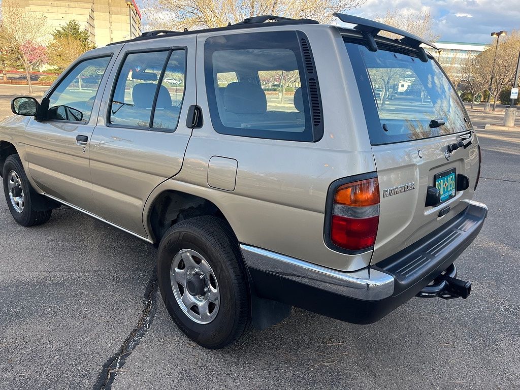 1998 Nissan Pathfinder LE image 4