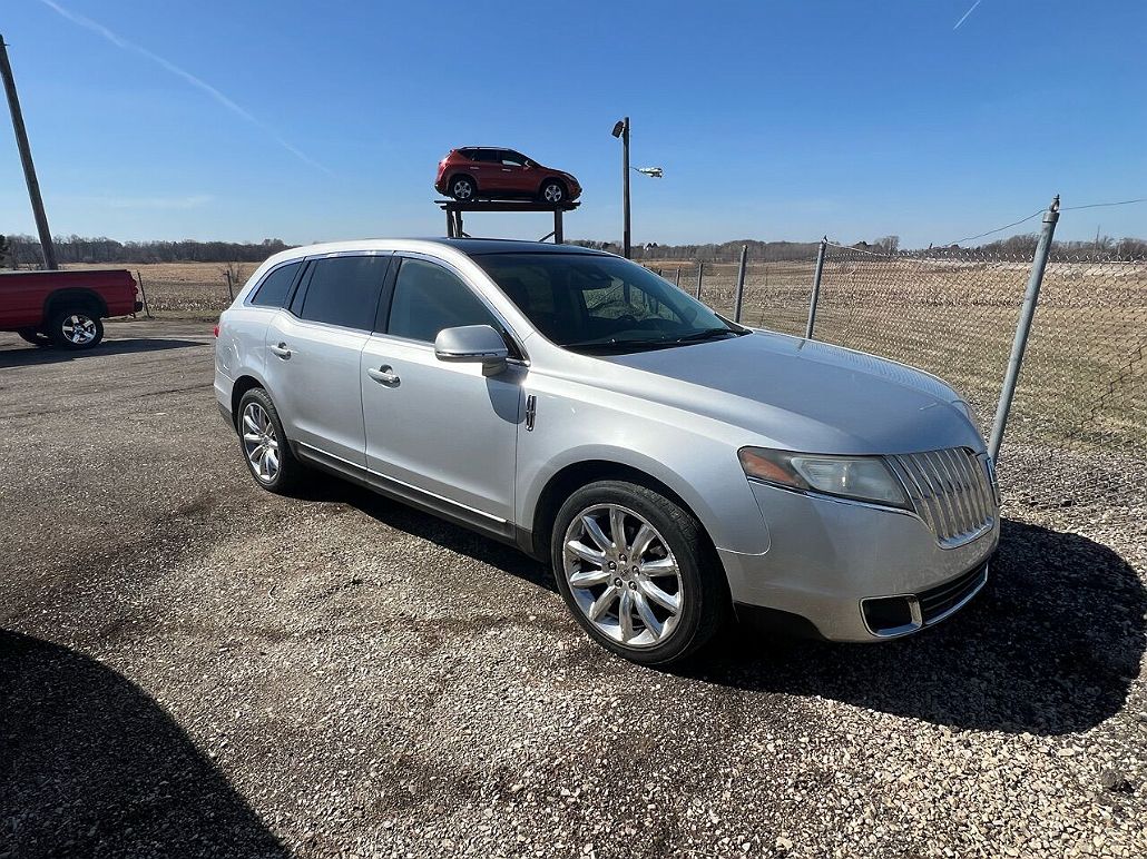 2011 Lincoln MKT null image 3
