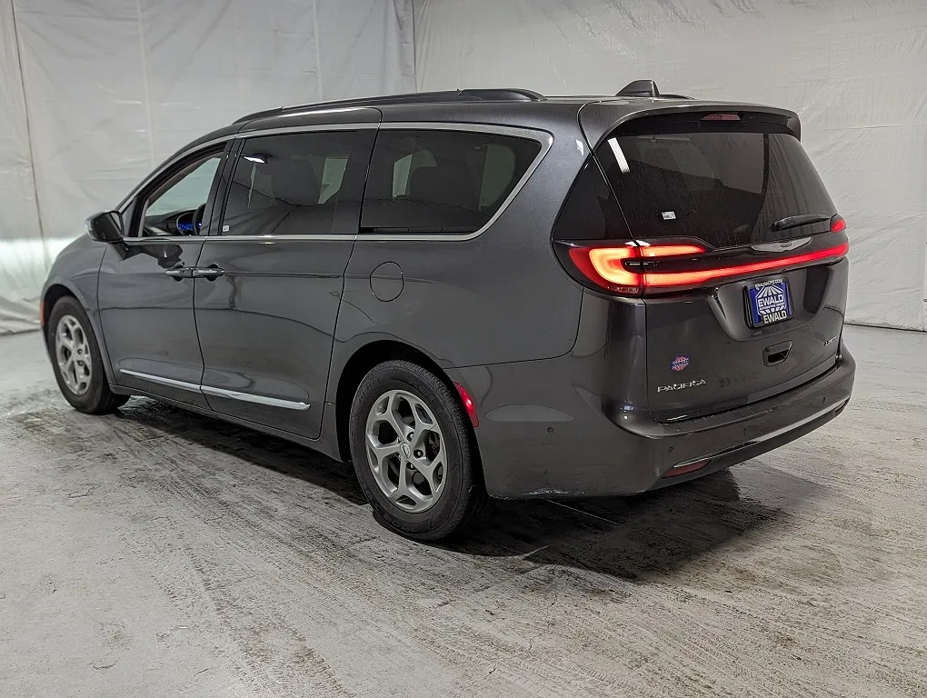 2022 Chrysler Pacifica Limited image 4