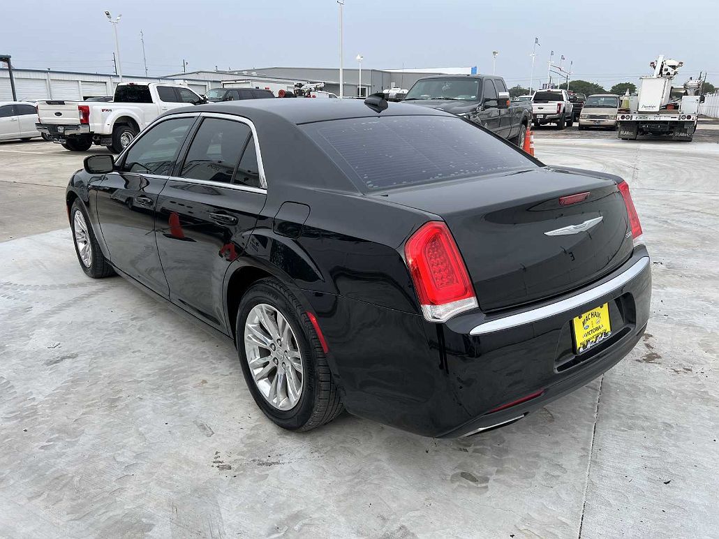2017 Chrysler 300 Limited Edition image 4