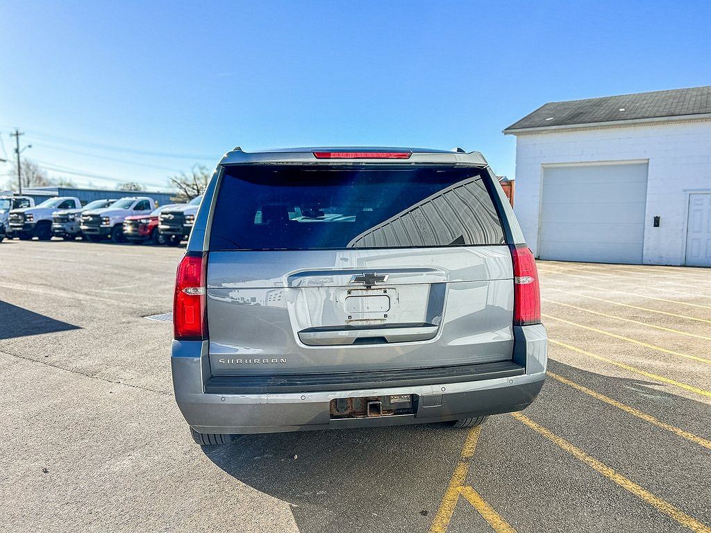 2018 Chevrolet Suburban LS image 3