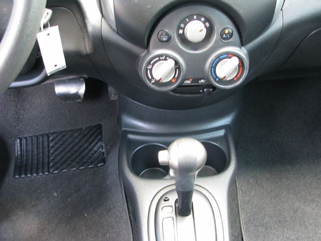 2013 Nissan Versa SV image 9