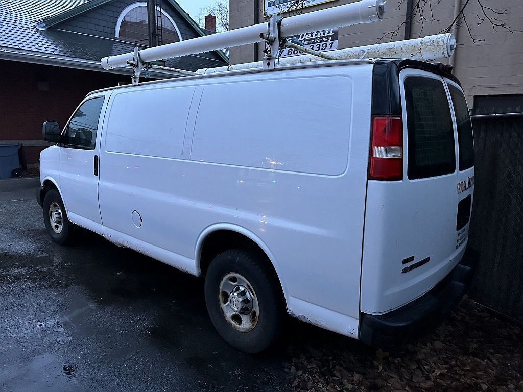 2010 Chevrolet Express 2500 image 4