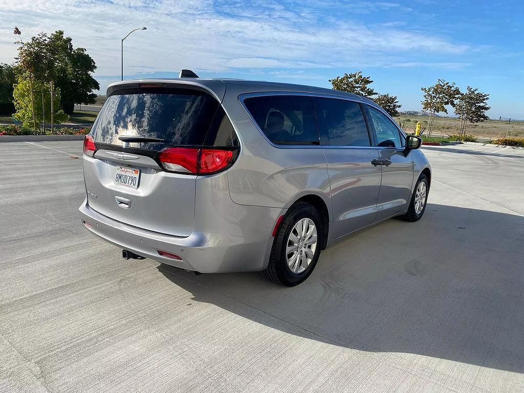 2019 Chrysler Pacifica L image 1