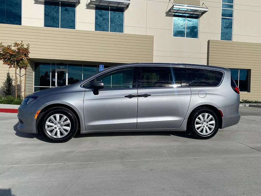 2019 Chrysler Pacifica L image 2