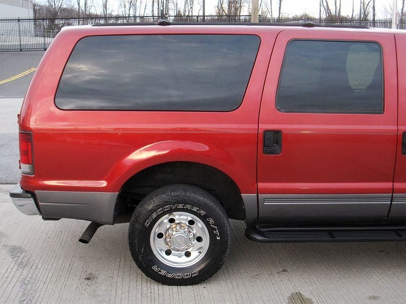 2005 Ford Excursion XLT image 11