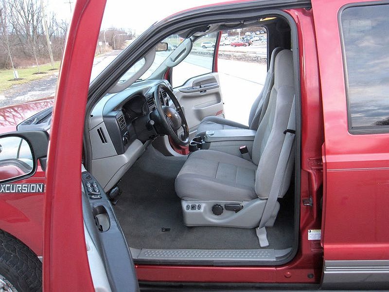 2005 Ford Excursion XLT image 17