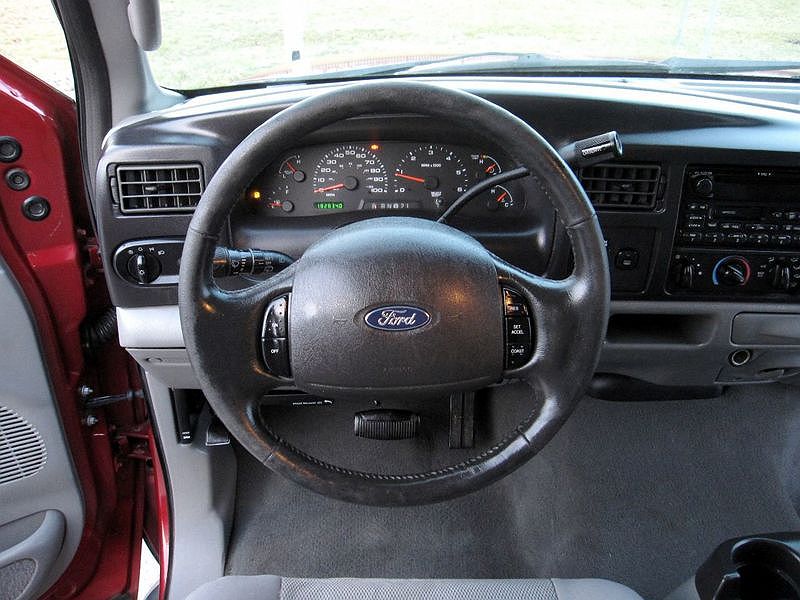 2005 Ford Excursion XLT image 19