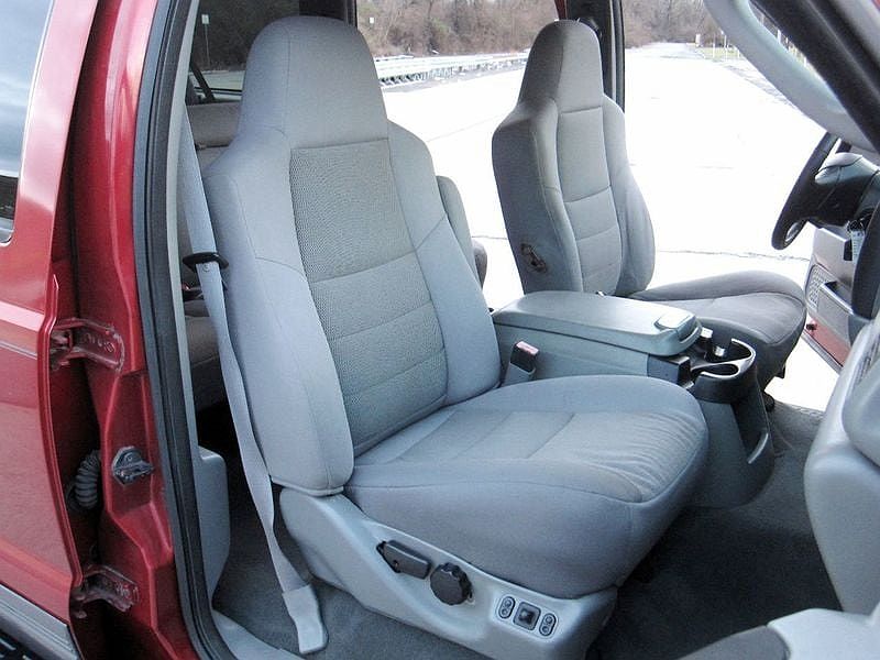 2005 Ford Excursion XLT image 23