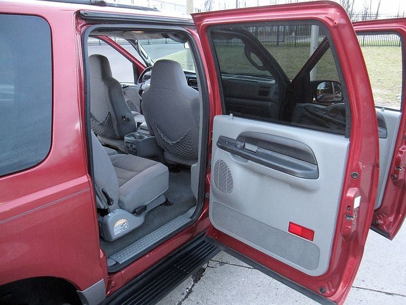 2005 Ford Excursion XLT image 26
