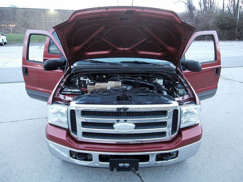 2005 Ford Excursion XLT image 33