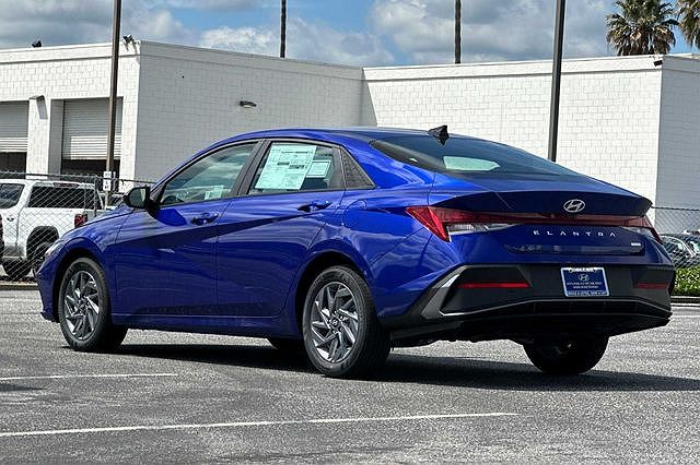 2024 Hyundai Elantra Blue image 5