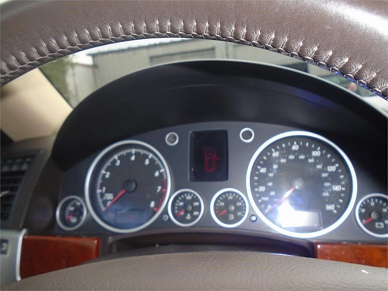 2005 Volkswagen Touareg null image 6
