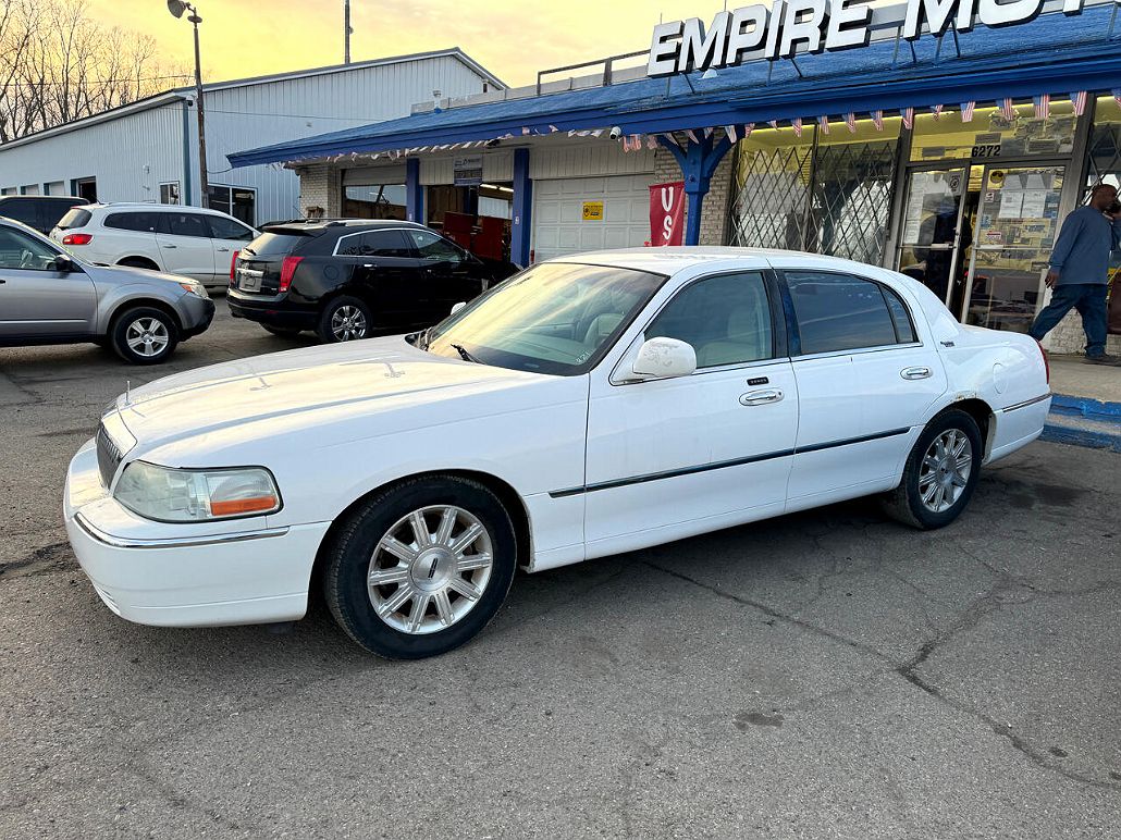 2009 Lincoln Town Car Signature Limited image 1