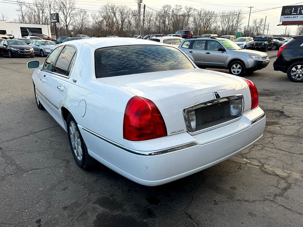 2009 Lincoln Town Car Signature Limited image 2