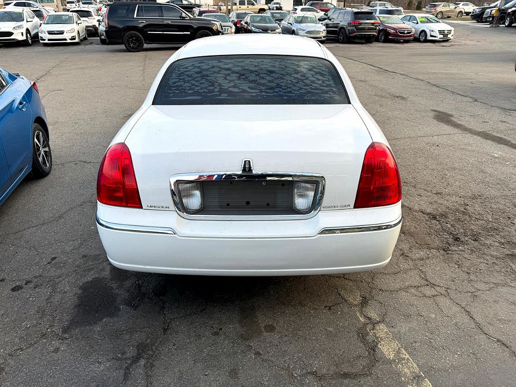 2009 Lincoln Town Car Signature Limited image 3
