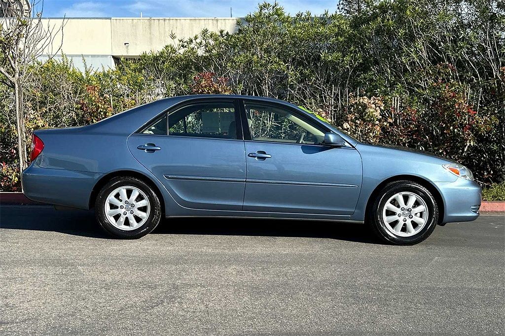 2002 Toyota Camry LE image 2