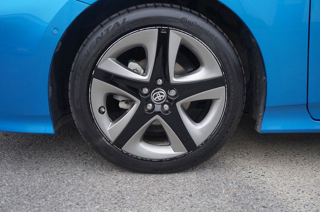 2019 Toyota Prius XLE image 2