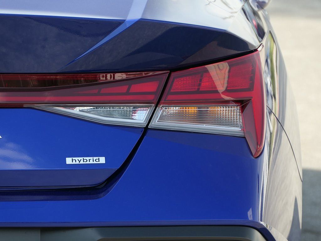 2024 Hyundai Elantra Limited Edition image 4