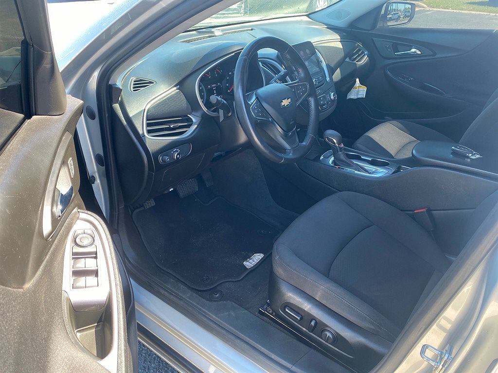 2021 Chevrolet Malibu RS image 3