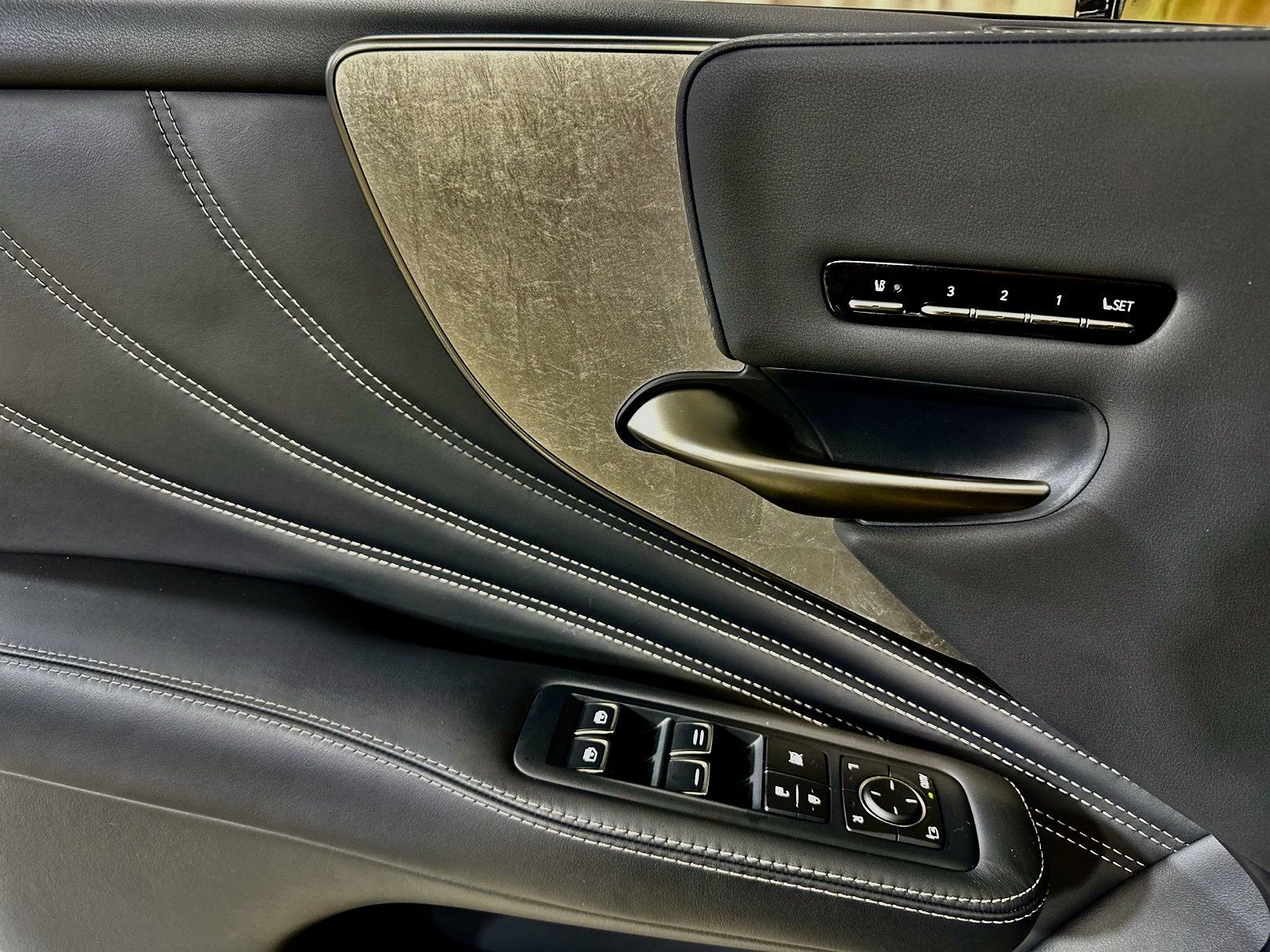 2023 Lexus LS 500h image 27
