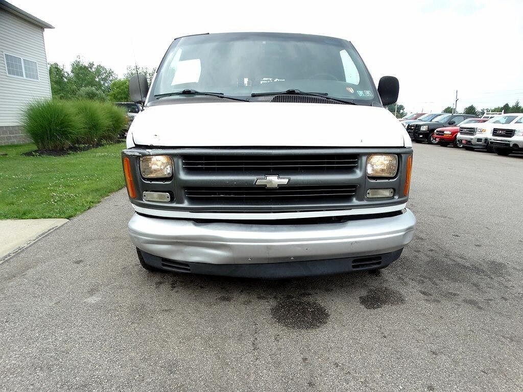 2002 Chevrolet Express 2500 image 2